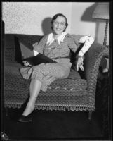 Actress Berta Singerman seated on a sofa, 1934