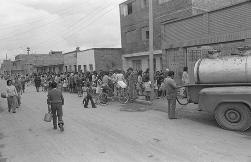 A line outside of a brick building, Tunjuelito, Colombia, 1977