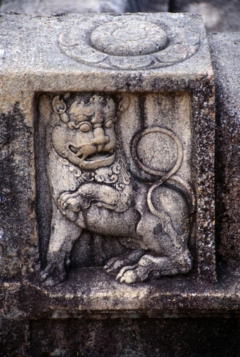 Monastic Residential complex, Pañcakāvāsa: "Mahasen's pavilion," Area above Moonstone: Sculptured lion in mid-relief
