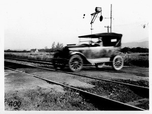 Southern Pacific grade crossing on Western Avenue, Burbank, showing unimproved portion of Western Avenue over property of the Southern Pacific Company, Los Angeles County, 1927