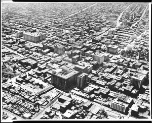 An aerial view of Los Angeles taken from a balloon, looking west, ca.1910