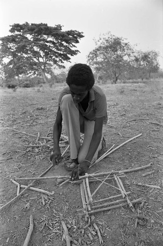 Alfredo Torres crafting a trap, San Basilio de Palenque, 1977