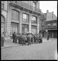 [Reims: ice cream cart on street, with crowd of soldiers around it]