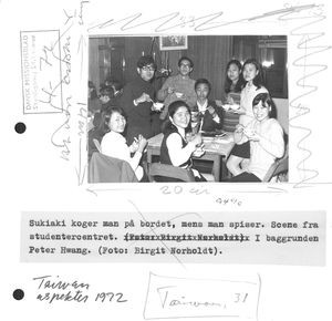 Det Lutherske Studentercenter, Taipei, 1972. Scene fra centret, hvor der serveres Sukiaki (Hot Pot), I baggrunden ses Peter Hwang. (Anvendt i: Dansk Missionsblad nr 4/1972)