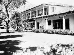 Exterior view of the Desert Inn resort in Palm Springs, ca.1940