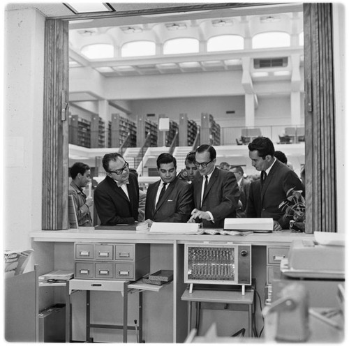 Mexican scholars tour the Undergraduate Library