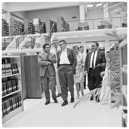 Mexican scholars tour the Undergraduate Library