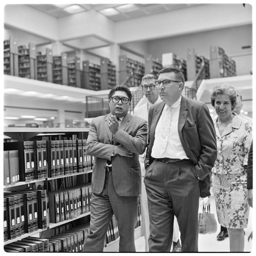 Mexican scholars tour the Undergraduate Library