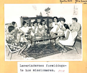 Lærerindernes formiddagste hos missionæren. Kvinden yderst til højre er Petra Lauridsen og lige til venstre for hende sidder Martha Holst. 1970