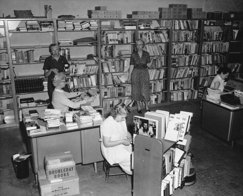 Anaheim Public Library, Annex Building, Interior View. [graphic]