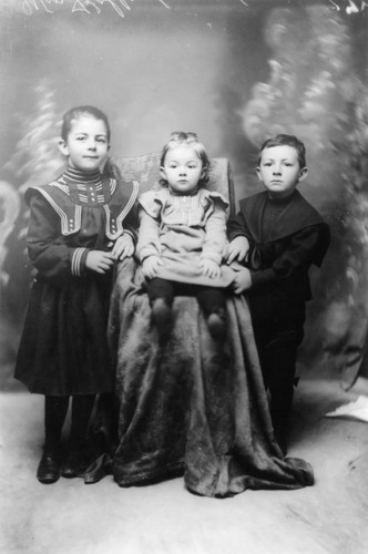 Maria, Sophia and Charles Kohlenberger, Group Portrait. [graphic]