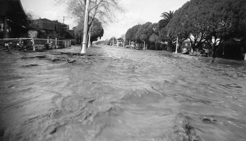 Flood of 1938, Intersection of Philadelphia and Broadway, Anaheim [graphic]
