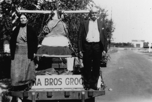 Veyna Bros. Grocery Float, Anaheim Halloween Parade [graphic]