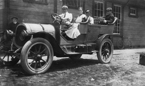 Pope-Hartford Automobile at Anaheim Southern Pacific Railway Depot, Anaheim [graphic]