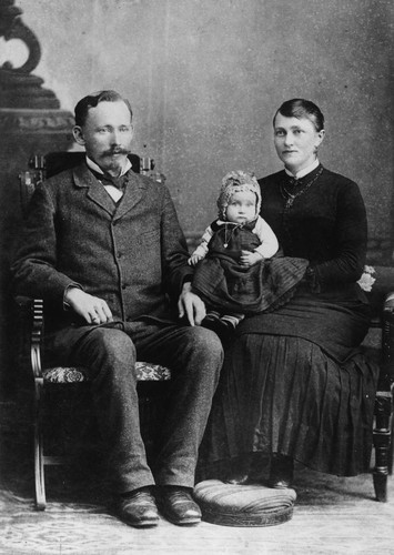 Charles and Pauline Stechert and Daughter, Mitzie [graphic]