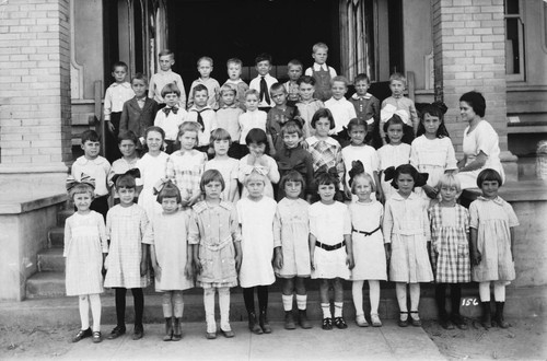 Broadway Elementary School, Class Portrait. [graphic]