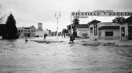 Flood of 1938, Intersection of Los Angeles Street and Broadway, Anaheim [graphic]