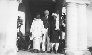 Pastor Axel Busch på besøg fra Danmark ses med Pastor Bushanan og pastor Matthæus. Ca. 1924