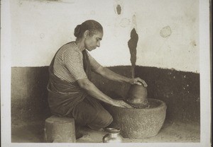 Bilder vom Spital in Udipi. Esther, die Spitalköchin bereitet den Curry