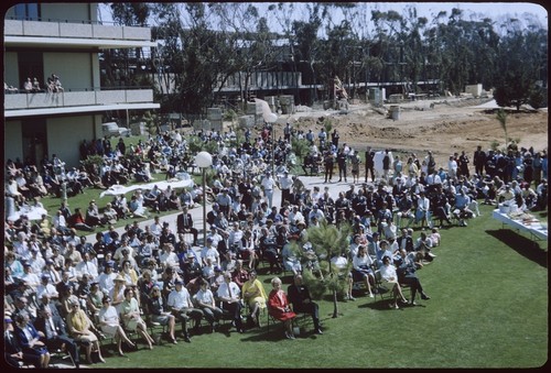 Parents and students at UCSD Welcome Day event