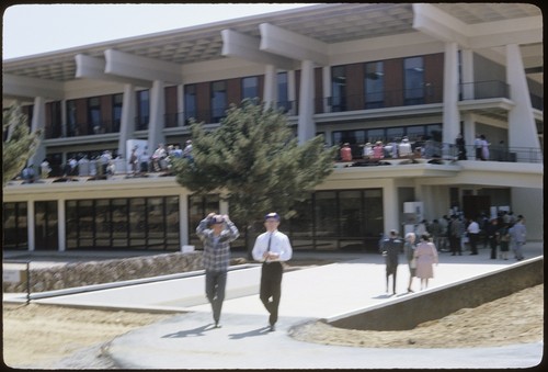 Freshmen registration area in front of Galbraith Hall