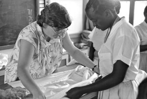 ELCT, Nordveststiftet, Tanzania. Else Højvang instruerer en elev på Ntoma Husholdningsskole, 1991. (Missionær i DMS/Danmission, Else Højvang var lærer ved skolen,1987-2001)