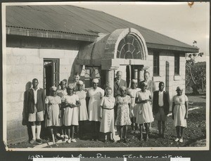Medical staff and students, Chogoria, Kenya, 1952