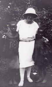Nji Mewu's daughters with Yvonne de Ville d'Avray, in Cameroon