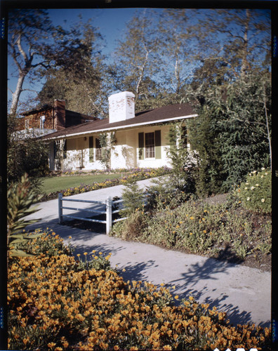 [Leonard, Mr. and Mrs. N. Nelson, residence]. Exterior