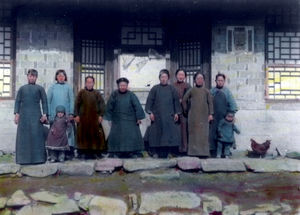 Kvinder foran et kinesisk hjem, Liaoning, ca 1930