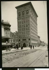 View of the corner of Broadway and Thirteenth Streets in Oakland, showing the Union Bank Building, ca.1910