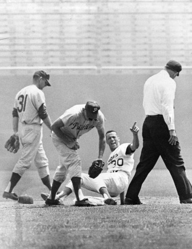 Maury Wills points to umpire