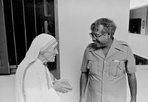 Calcutta, Nordindien, 1988. Mother Teresa og Kamalesh Biswas. Planer for Storbymission introduceres, og Mother Teresa høres