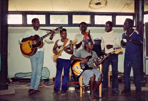 ELCT, Nordveststiftet, Tanzania. Studerende fra Ruhija Musikskole, REA. (Foto fra 1991, hvor volontører Berit Poulsen og Johannes Konstantin Neergaard var udsendt af DMS til musikskolen)