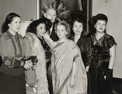 Photo taken at the arrival of Edith Roosevelt at Mrs. Vada Somerville's home in Los Angeles
