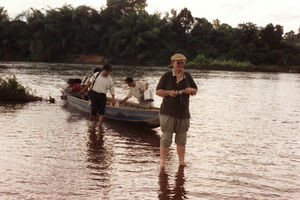 Danmission Generalsekretær Harald Nielsen ankommer til et landbrugsprojekt sammen med missionær Wagang. Projektet ligger på Mekong flodens bred