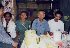 Scener og mennesker fra landsbyen Preah S'Dach. Landsbymøde om spareprogram, maj 2001