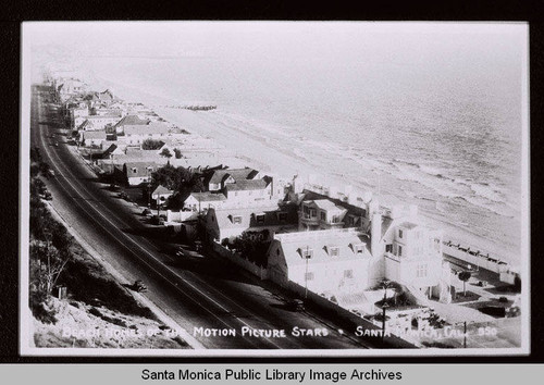 "Beach homes of the Motion Picture Stars #550" with the Marion Davies Santa Monica Beach estate in the foreground