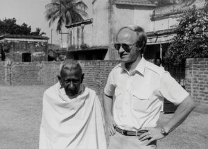 NELC, West Bengal, Nordindien. Medlem af menigheden i Suri sammen med DSM generalsekretær Jørgen Nørgaard Pedersen, december 1983