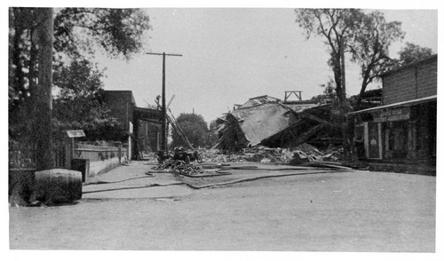 Early automobile in the 1906 earthquake