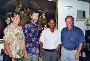 Lars Mandrup sammen med Bodil og Jørgen Lindgaard og Mr. Cheoun, der overtager Bodil og Jørgens arbejde, 2001