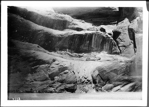 Indian cliff dwelling ruins at the junction of Canyon de Chelly and Canyon del Muerto, ca.1900