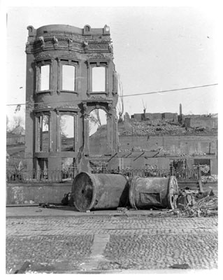 [Ruins of a building on the southwest corner of Folsom and First streets destroyed by the earthquake and fire of 1906]