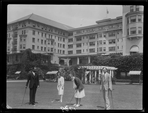 Virginia Hotel and golfers, Long Beach, 1929