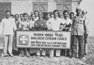 Saraswatipur, 19.-22. februar, 1980. Det første Synodemøde i Bangladesh Lutherske Kirke/BLC, stiftet i 1979. (Pastor Maidas Marndi, BNELC, står i midten, foran. Bagerst til højre ses missionær Jens Fischer-Nielsen)