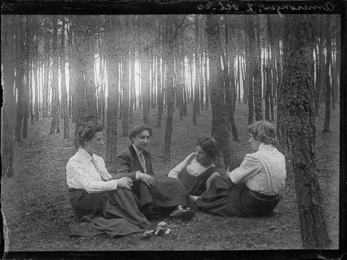 Amerongen [?], 2 Vet. '10. [Women on grass. 1910.] [negative]