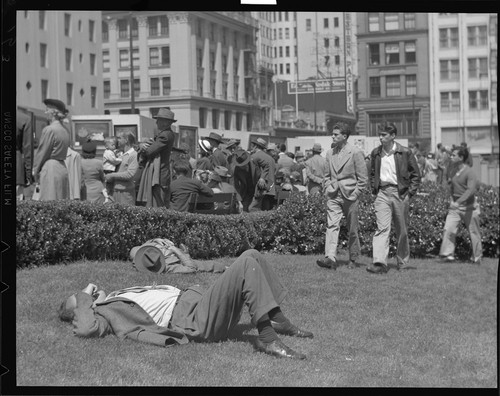 Art show, Union Square. [San Francisco.] [negative]