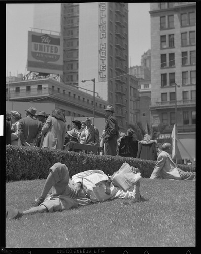 Art show, Union Square. [San Francisco.] [negative]