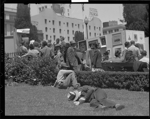 Art show, Union Square. [San Francisco.] [negative]