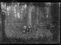 6 Vet. '10. [Couple among grass and trees in countryside. 1910.] [negative]